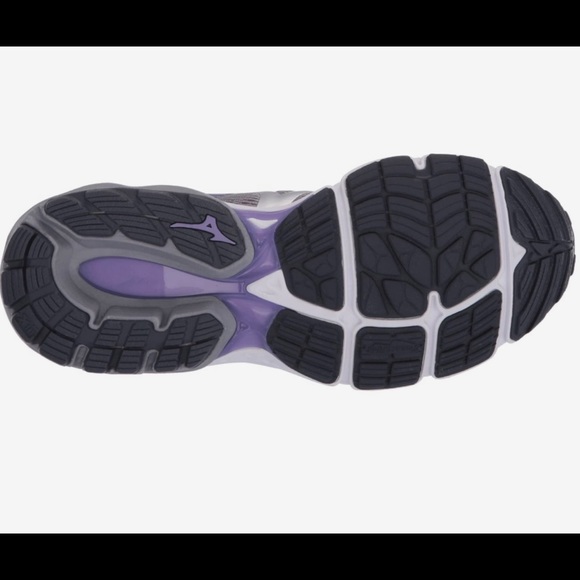 Mizuno Running Shoes - Picture 2 of 7